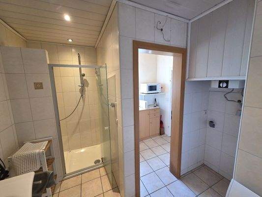 Bad mit Wanne und Dusche EG