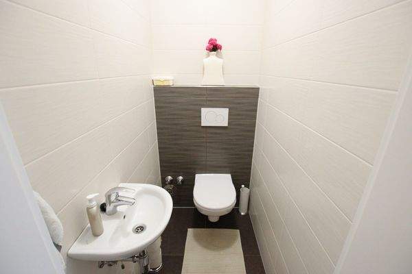 Traumhafte, neuwertige 3 Zi Gartenwohnung mit 400m² Eigengarten in Waidmannsdorf mit Tiefgarage