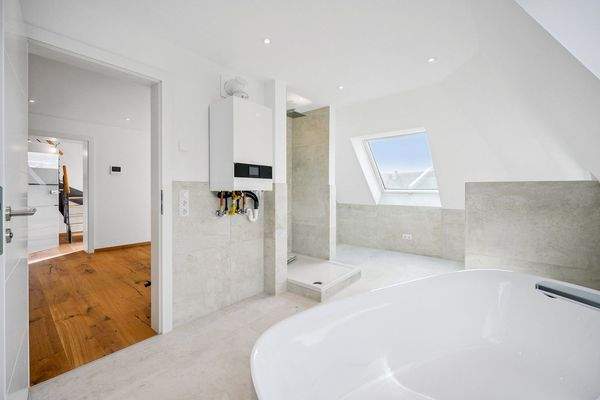 Badezimmer 1. DG Bild III