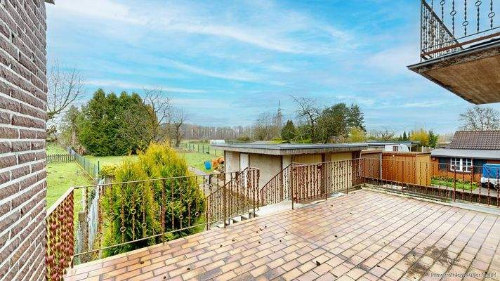 Terrasse mit Blick in den Garten 