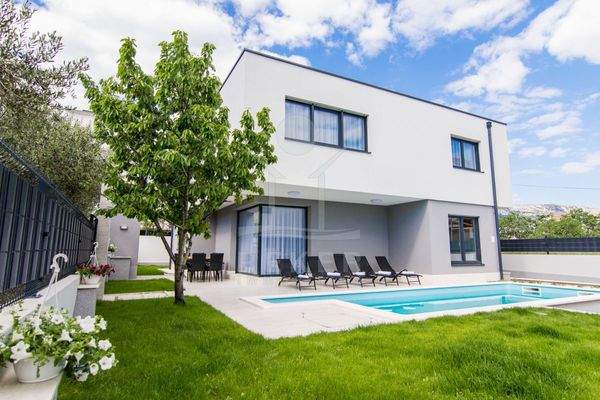 Zwei phänomenale Villen sind auf dem Grundstück