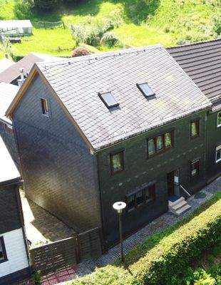 Dunkles Haus mit Garten