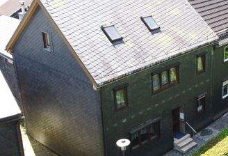 Dunkles Haus mit Garten.jpg