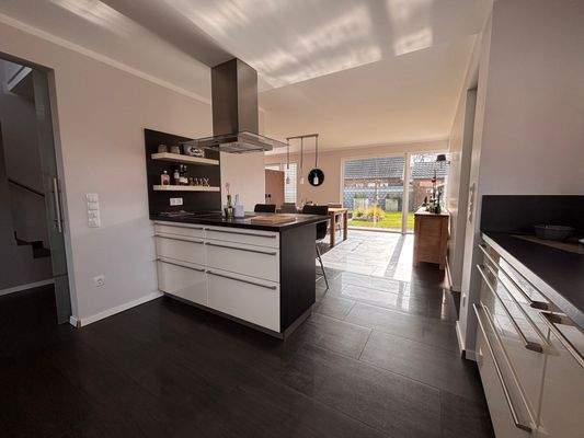 Moderne Wohnküche mit Gartenblick