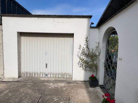 Gargae und Seiteneingang zu Haus