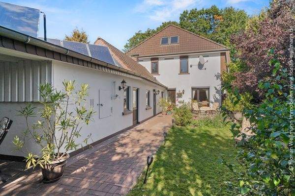 Anbau mit Tageslichtbad, Nutzflächen, Öllager und Solaranlage (auf dem Dach).