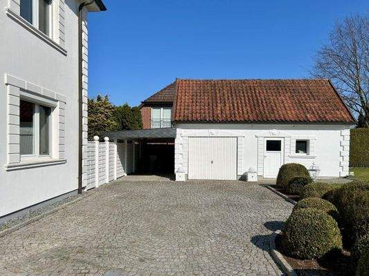 Nebengebäude (Garage mit Geräteraum) und Carport