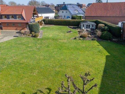 Garten mit Ansicht Wohnhaus Anbau