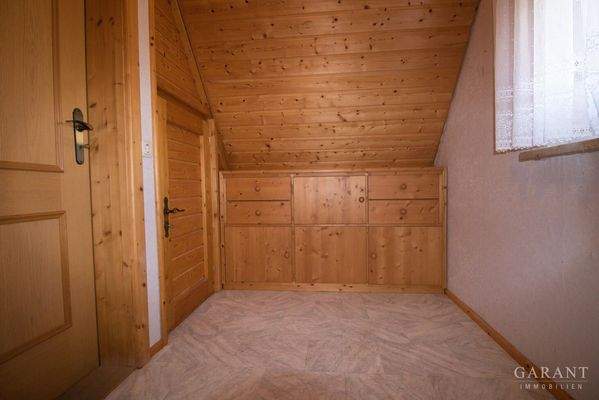 Spitzboden-Einbaumoebel