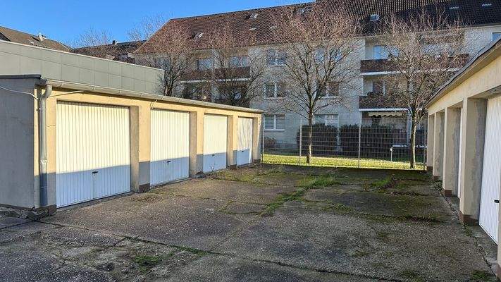 9 massiv errichtete Einzelgaragen