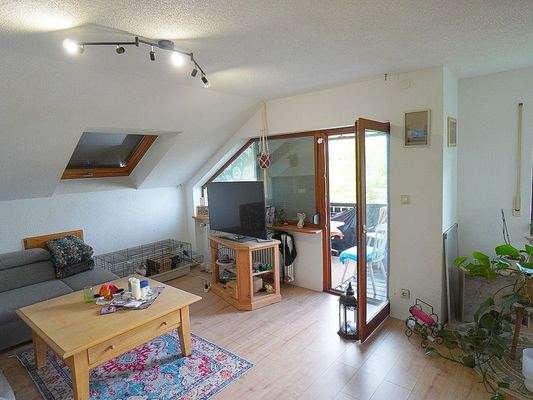 Wohnzimmer mit Balkon im DG