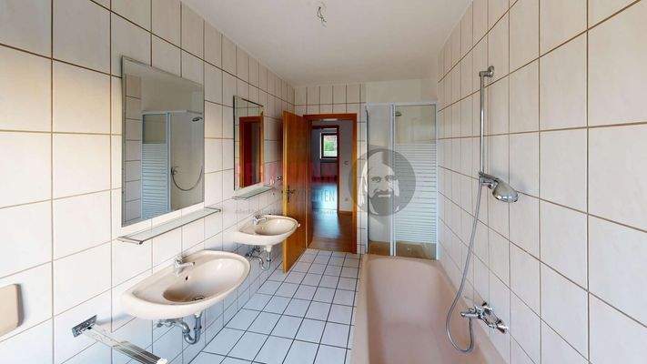 Tageslichtbad mit Wanne und Dusche