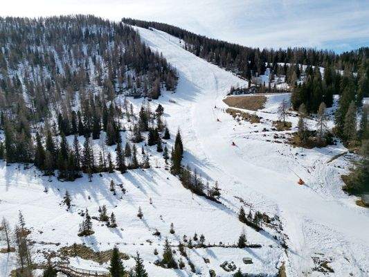 Blick auf die 100 m entfernte Piste