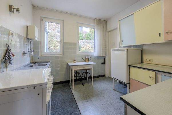 Küche mit Vorratsraum