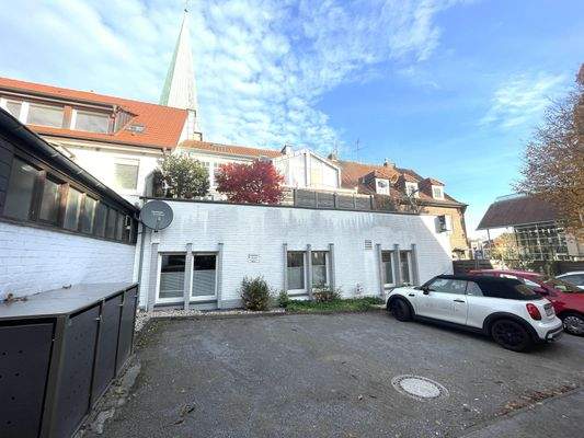 Rückansicht Praxis, Dachterrasse und Parkplätze