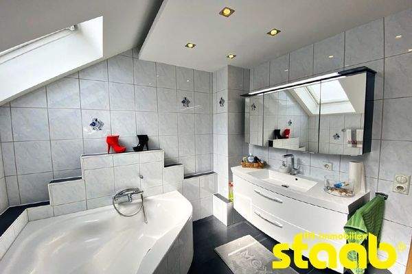 Tageslichtbad mit Wanne