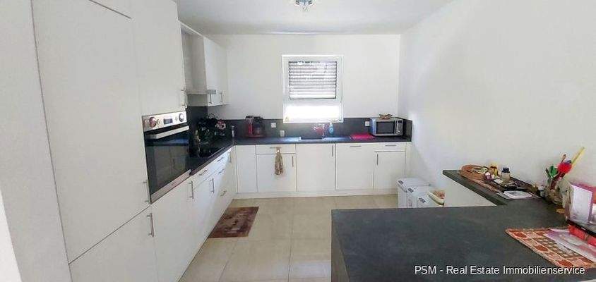 Moderne Küche mit Theke