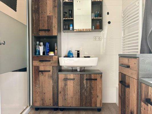 Badezimmer mit ebenerdiger,...