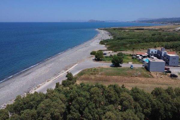 Kreta, Tavronitis: Erstklassiges Strandgrundstück mit malerischem Meerblick zu verkaufen