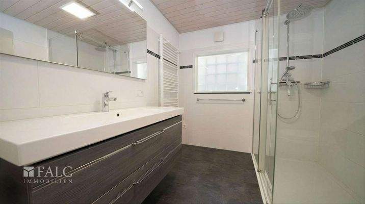 Stilvolles Badezimmer mit großzügiger Dusche (1. OG)