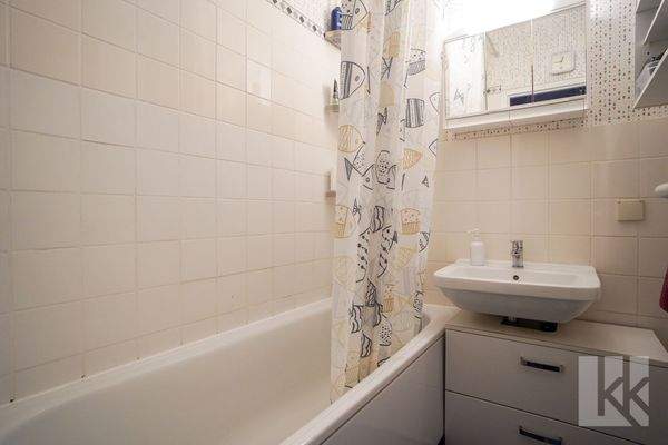 Ein Badezimmer mit Badewanne und...