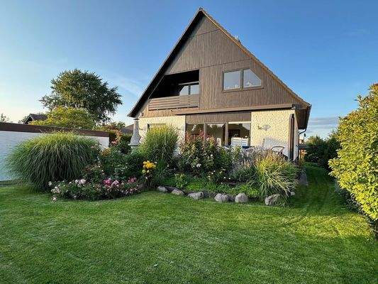 Hausansicht  mit Vorgarten