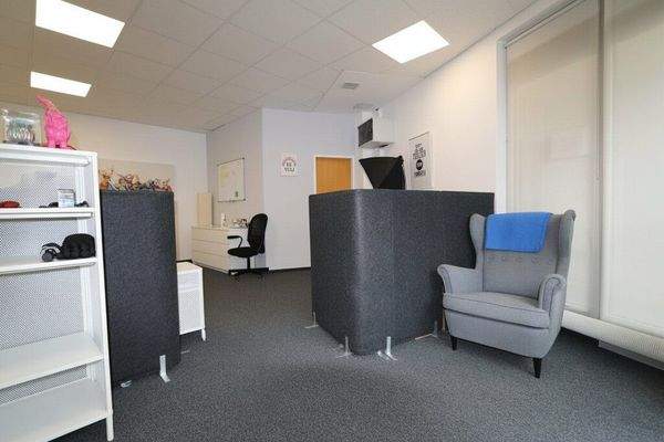 Büroraum mit Eingang