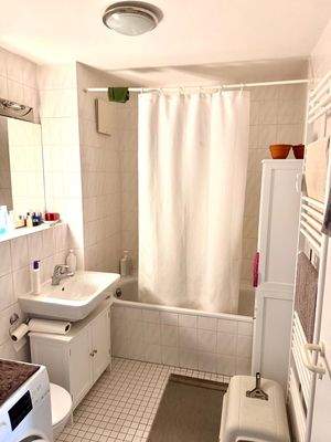 Badezimmer mit Badewanne und Handtuchheizkörper