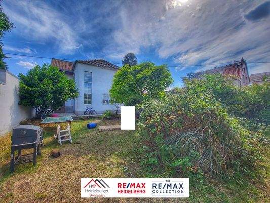 Hausansicht mit Garten