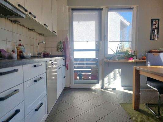 Küche mit Zugang zum Balkon