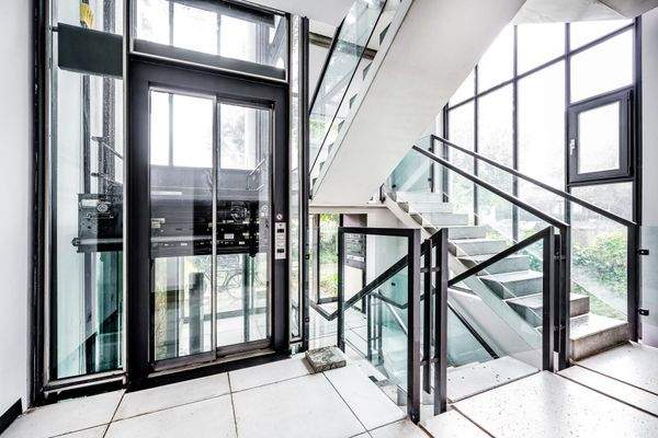 Treppenhaus mit Aufzug