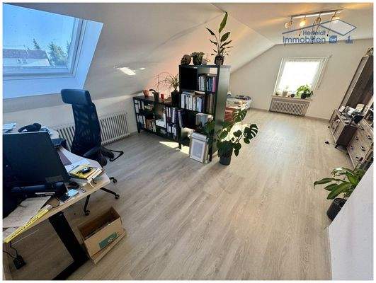 Großzügiges Wohnzimmer - DG