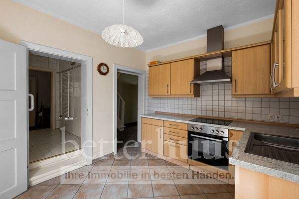 Küche zum Flur und Bad