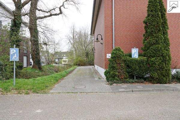 Auffahrt zum separatem Eingang 