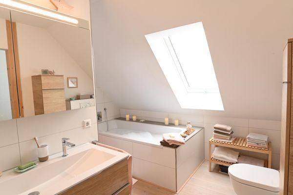 OG Bad m. Wanne u. Dusche