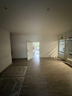 Leeres Zimmer mit Tür