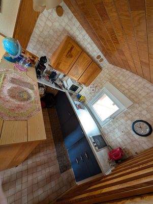 Küche mit Einbauschränken