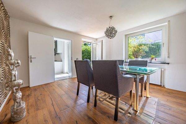 EG: Essen mit Zugang Küche und Terrasse