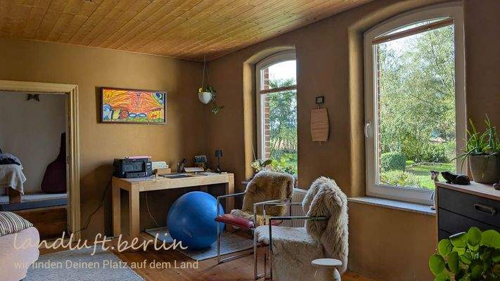 Wohnzimmer, die Wände sind mit Lehm verputzt..jpg