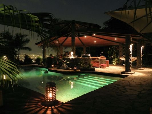 Pool und Rancho bei Nacht