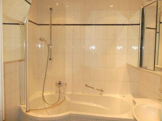 Körperformwanne mit Dusche