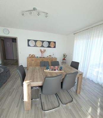 Großzügiger Wohnbereich mit integriertem Essplatz 