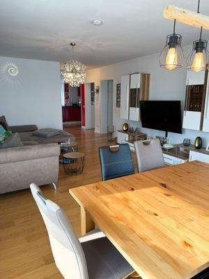 Blick von Ess- in den Wohnbereich