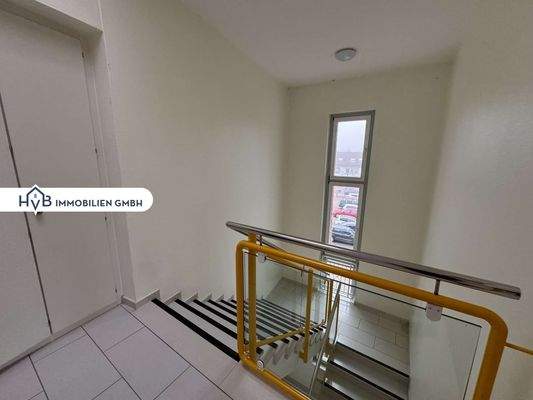 Treppenhaus-Eingang-Parkplatz