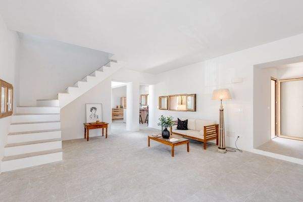 Offener Wohnbereich mit der Küche im Hintergrund