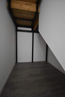 10 Abstellraum unter der Treppe.JPG