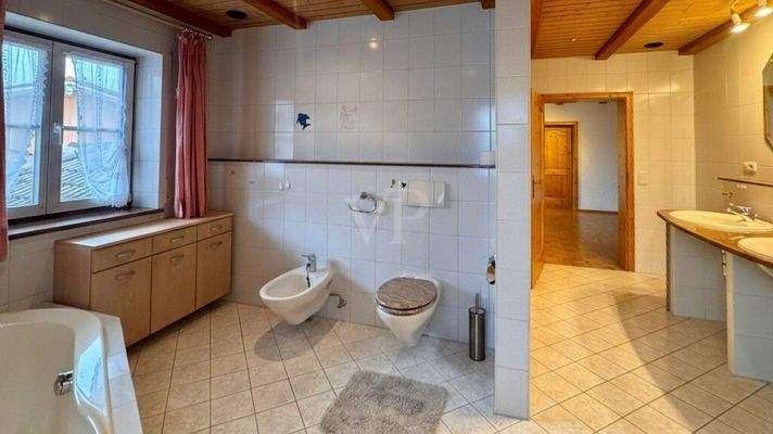 Badezimmer im Obergeschoss 