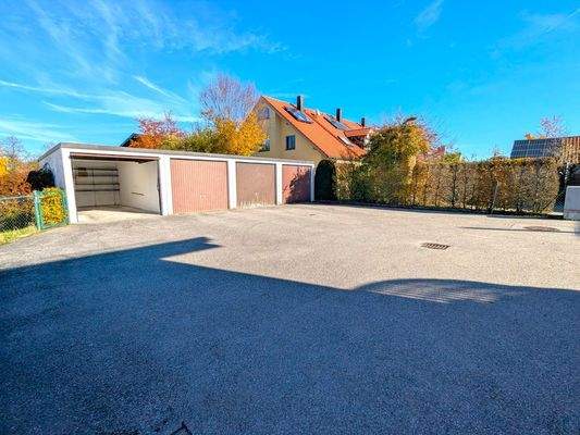 Linke Einzelgarage und Stellplatz