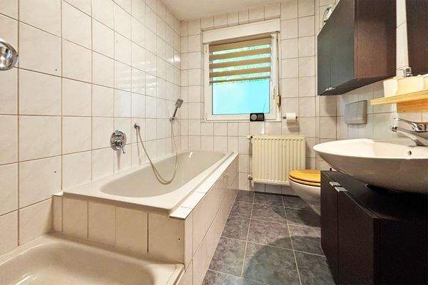 zweites Tageslichtbad mit Wanne, Dusche und WC