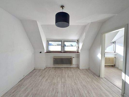 Elternschlafzimmer mit angrenzendem Office oder Ankleidebereich